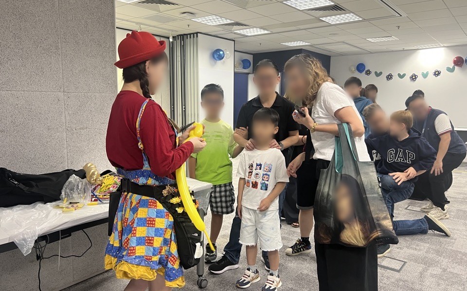魔術師用氣球與現場觀眾互動