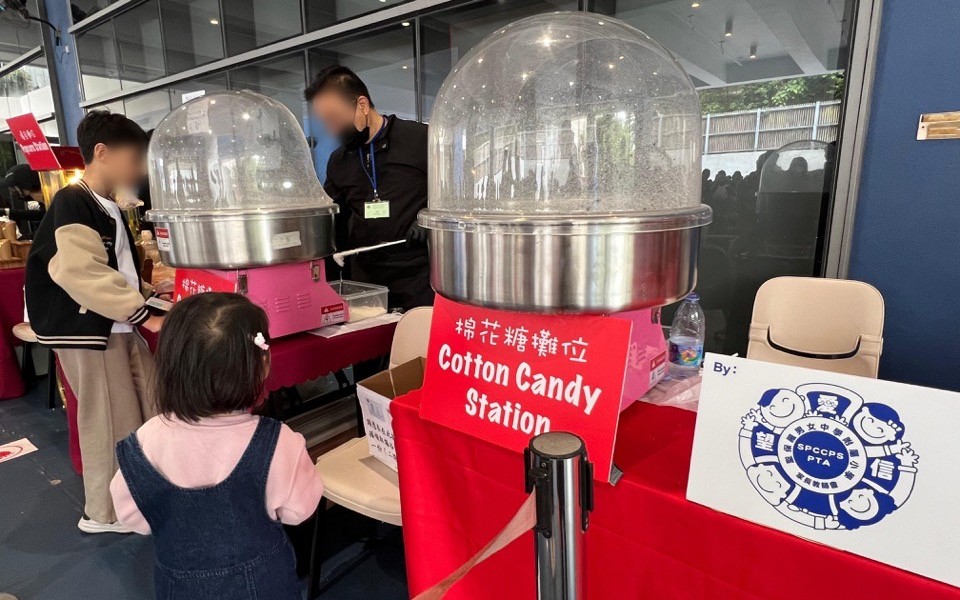 畫糖師傅以糖漿畫出金龍圖案