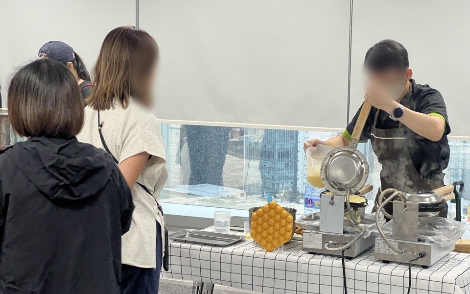 師傅在企業活動現場製作雞蛋仔