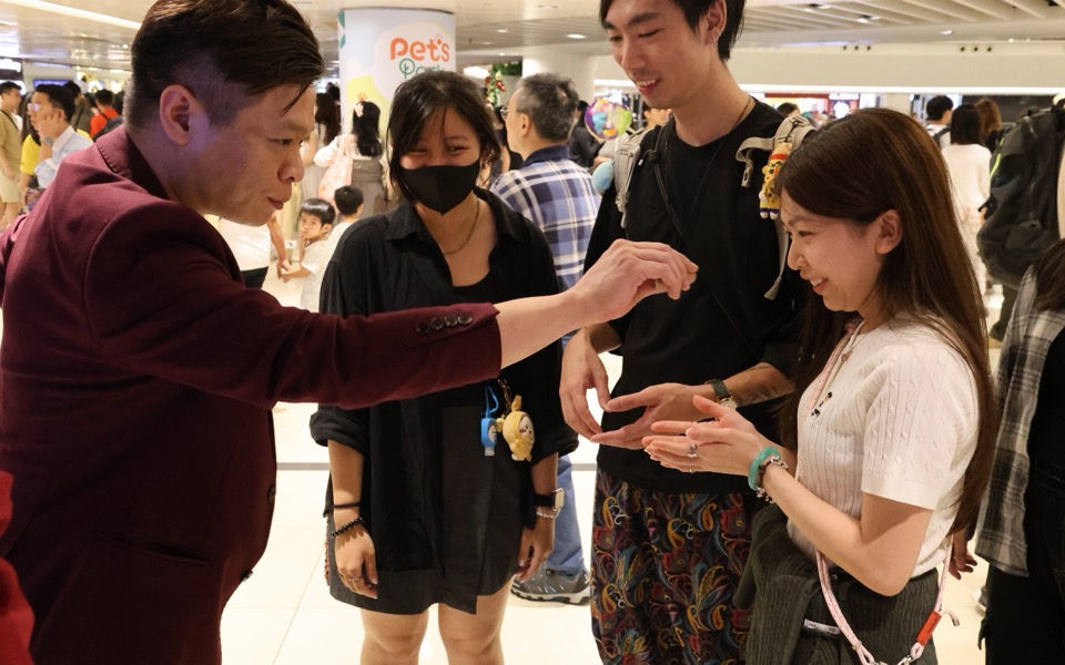 企業年會舞台上的魔術表演