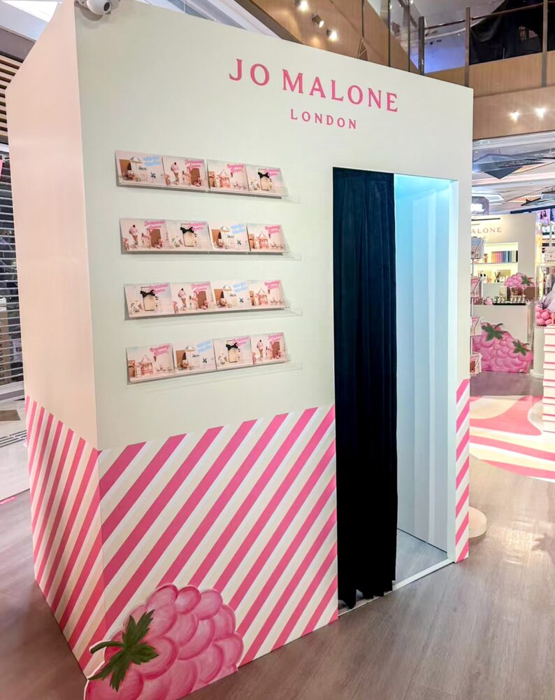 Jo Malone London 於商場設置的粉紅間條定製品牌相亭，設打卡布幕入口
