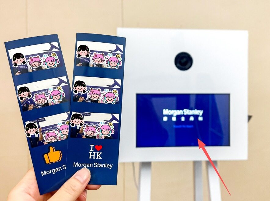 Morgan Stanley 活動的白色 Photo Booth 機，訪客手持定製品牌即影即印相紙條