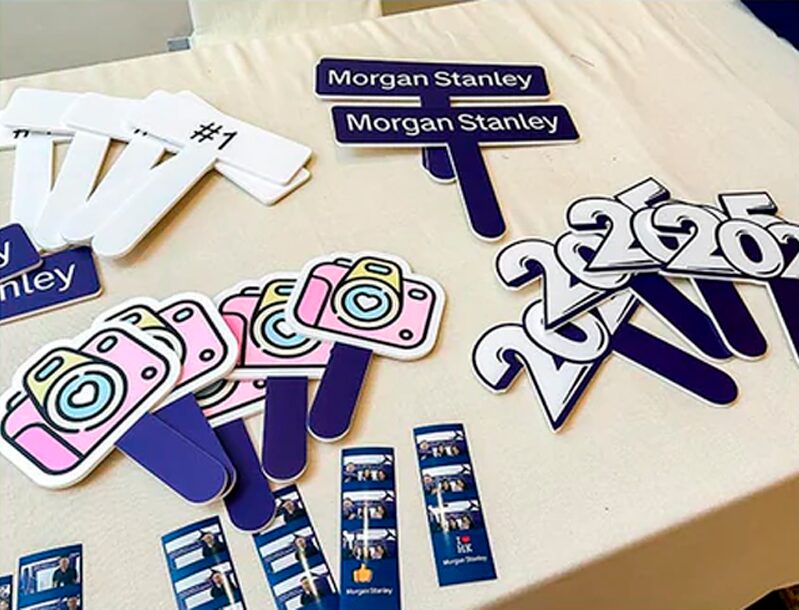 Morgan Stanley 活動的定製打卡道具：相機造型手牌、品牌名牌與年份牌