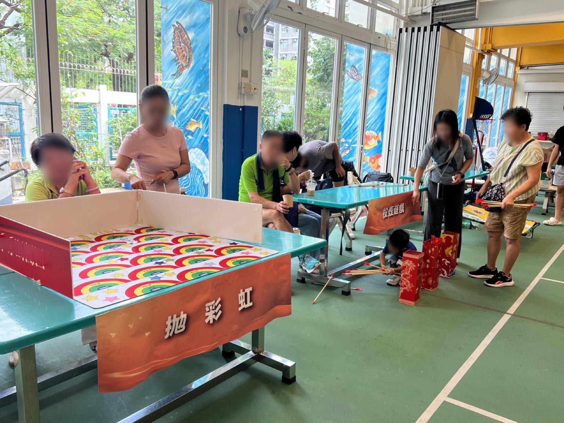 掟彩虹攤位的彩虹目標板與禮品